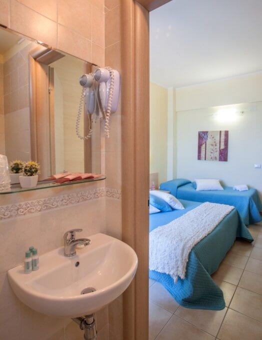 hotelcaggiari it camere-vista-mare-hotel-senigallia-3-stelle 019