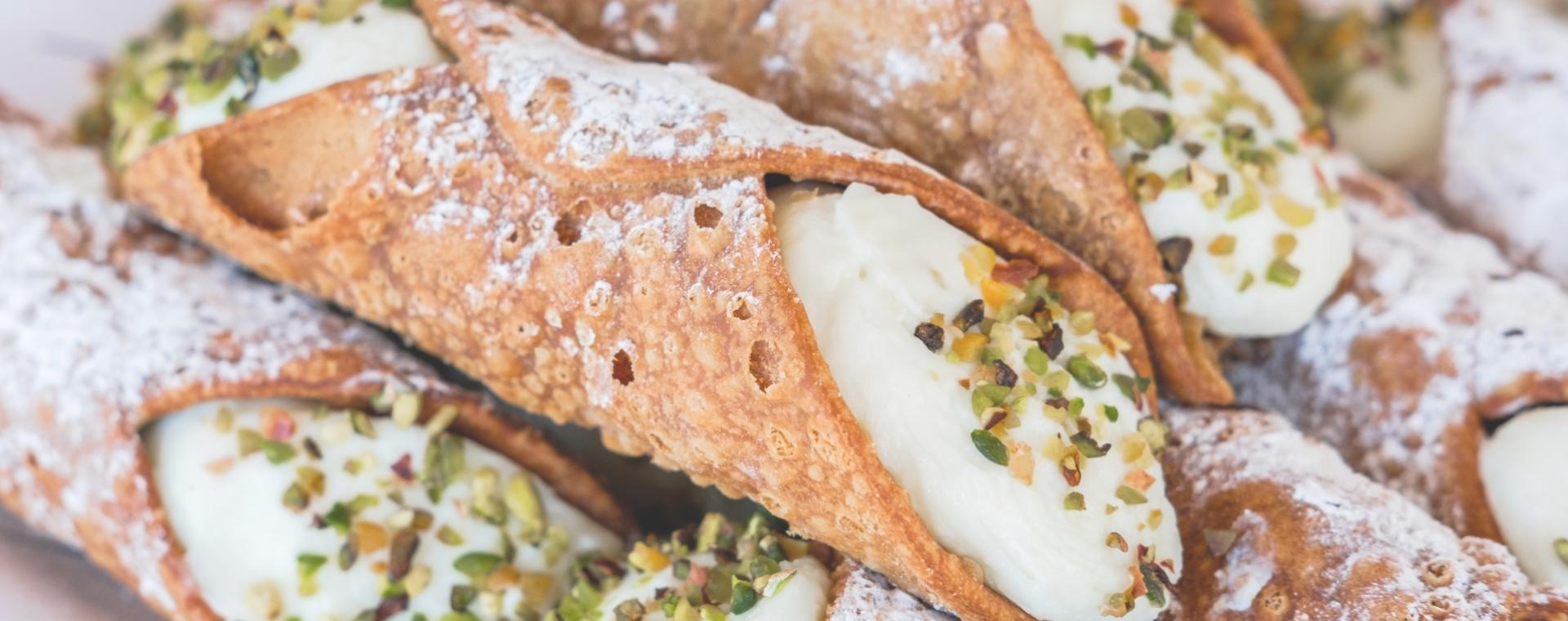 Délicieux cannoli à la crème et éclats de pistache.