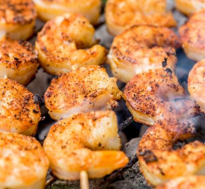 Crevettes grillées aux épices, cuites à la perfection.