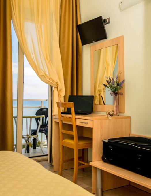 hotelcaggiari fr chambres-vue-mer-hotel-senigallia-3-etoiles 007