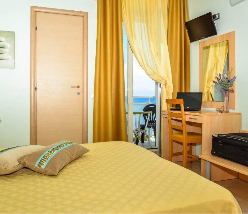 hotelcaggiari it camere-vista-mare-hotel-senigallia-3-stelle 021